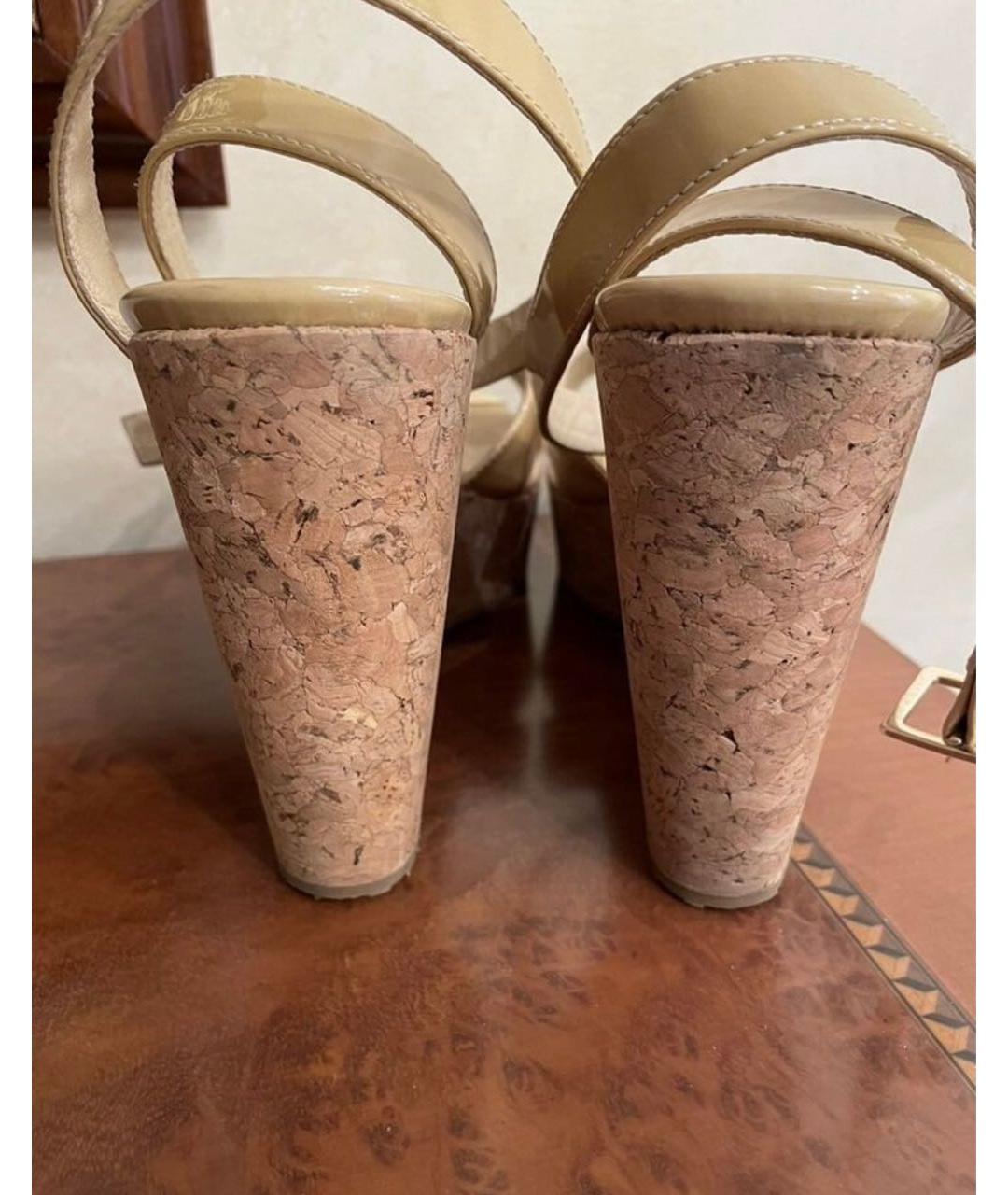 JIMMY CHOO Бежевые босоножки из лакированной кожи, фото 3