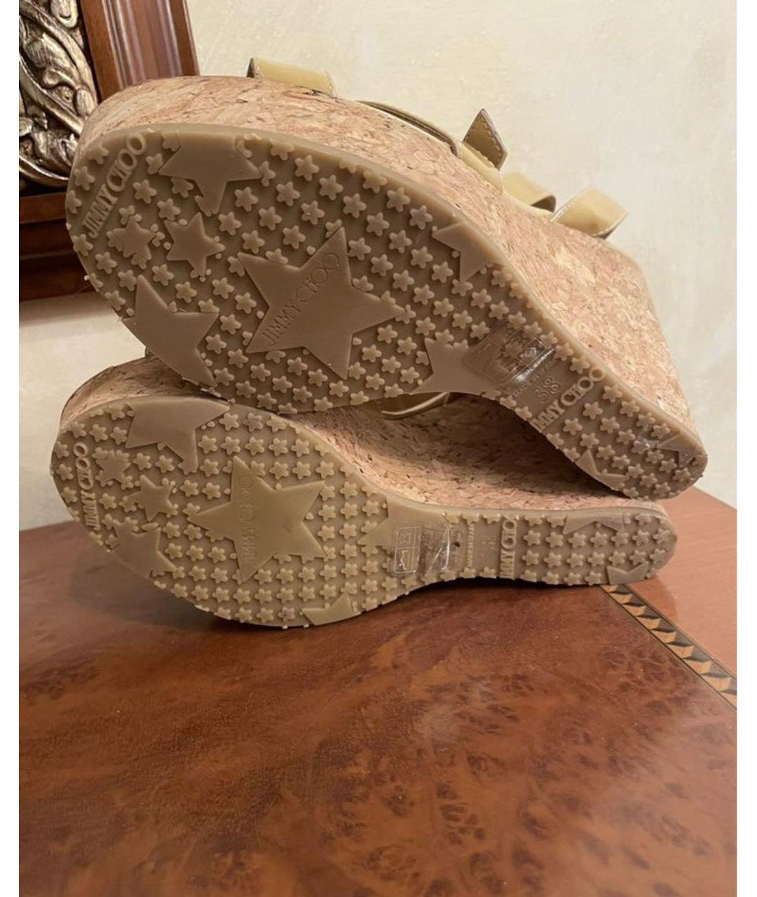 JIMMY CHOO Бежевые босоножки из лакированной кожи, фото 7