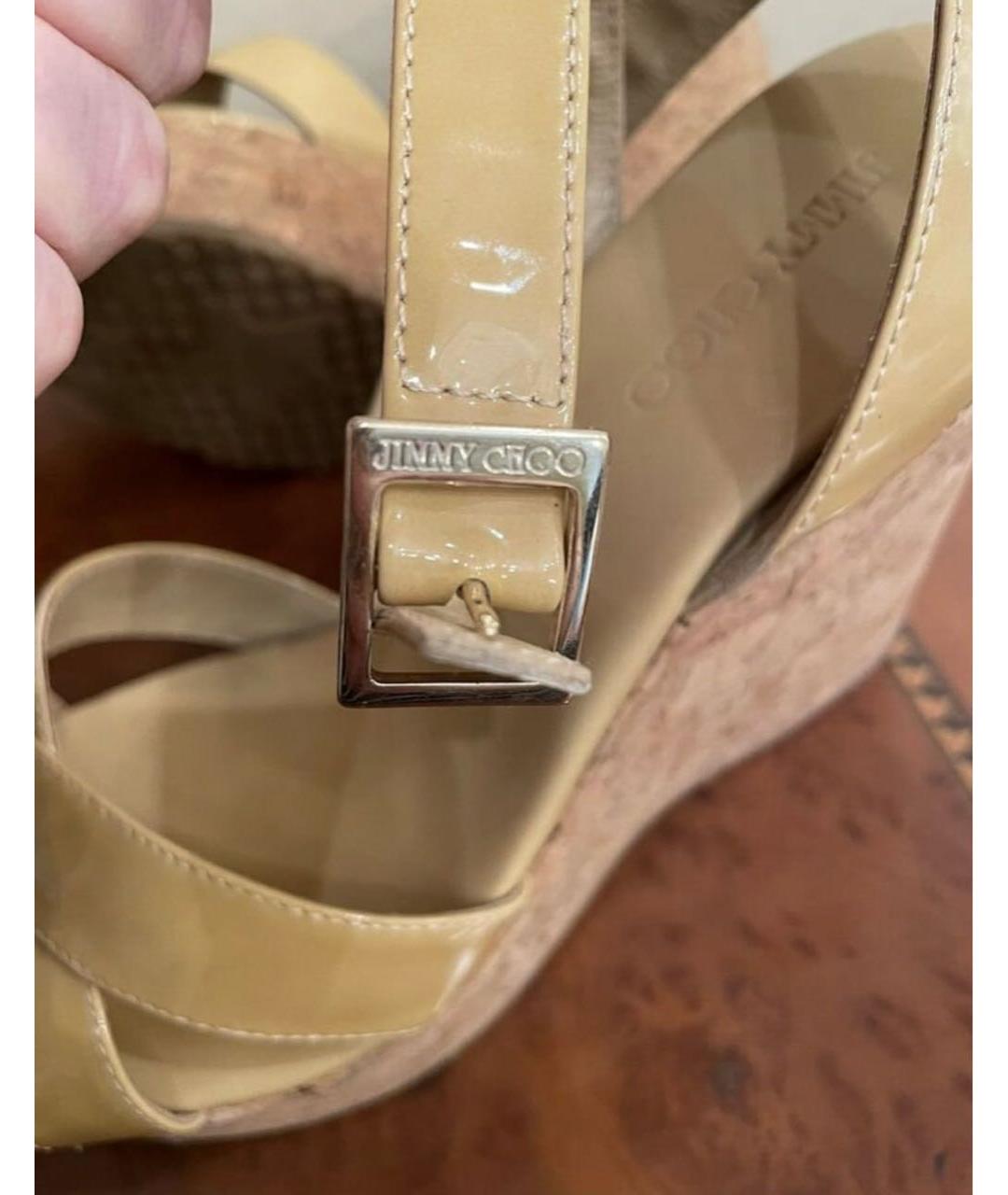 JIMMY CHOO Бежевые босоножки из лакированной кожи, фото 8