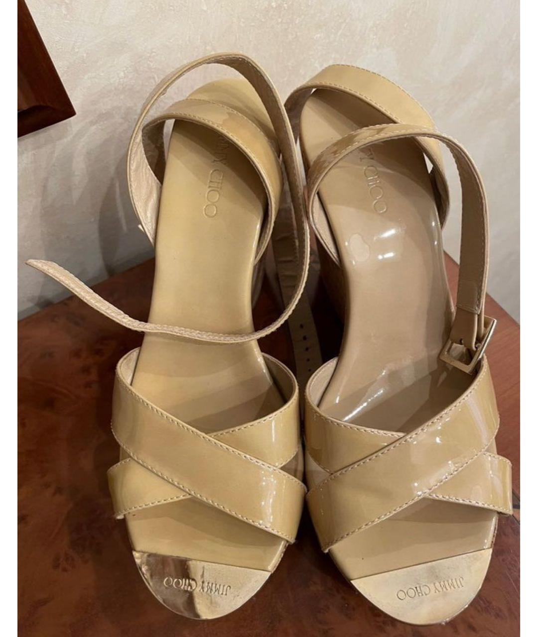 JIMMY CHOO Бежевые босоножки из лакированной кожи, фото 2