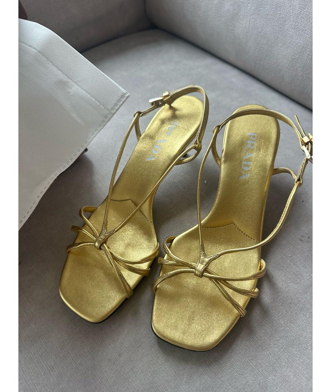 PRADA Золотые кожаные босоножки, фото 2