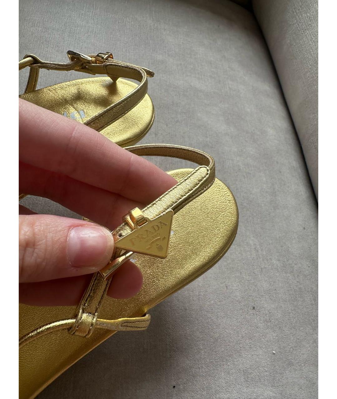 PRADA Золотые кожаные босоножки, фото 4