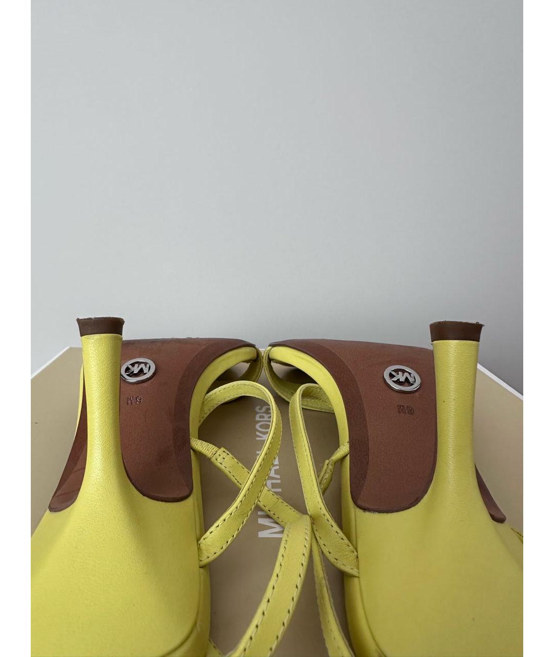 MICHAEL KORS Желтые кожаные босоножки, фото 6
