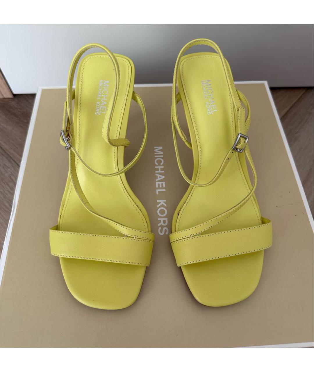 MICHAEL KORS Желтые кожаные босоножки, фото 2