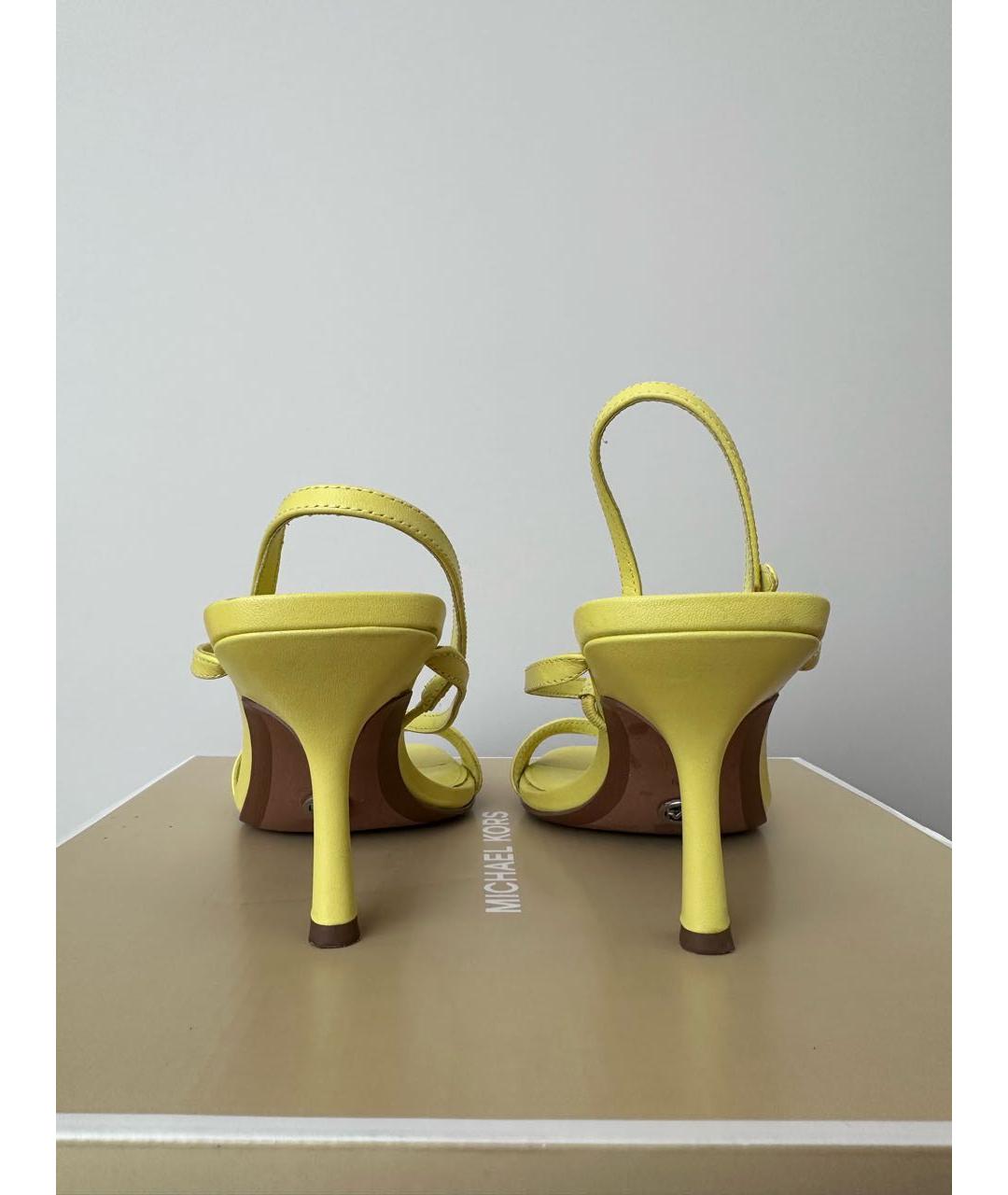MICHAEL KORS Желтые кожаные босоножки, фото 4