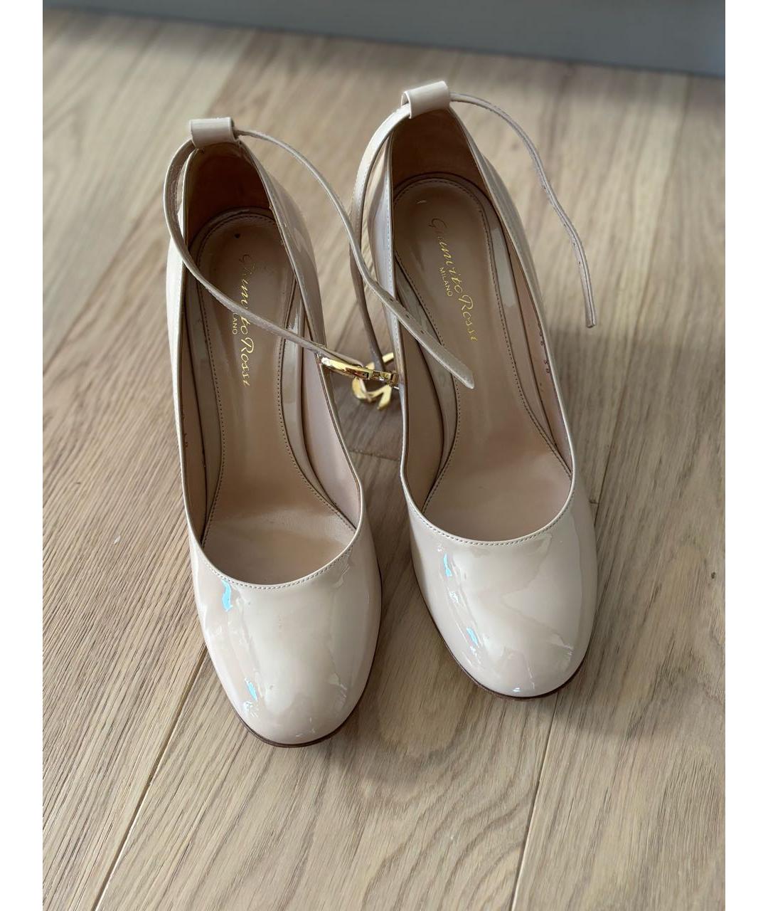 GIANVITO ROSSI Бежевые туфли из лакированной кожи, фото 3