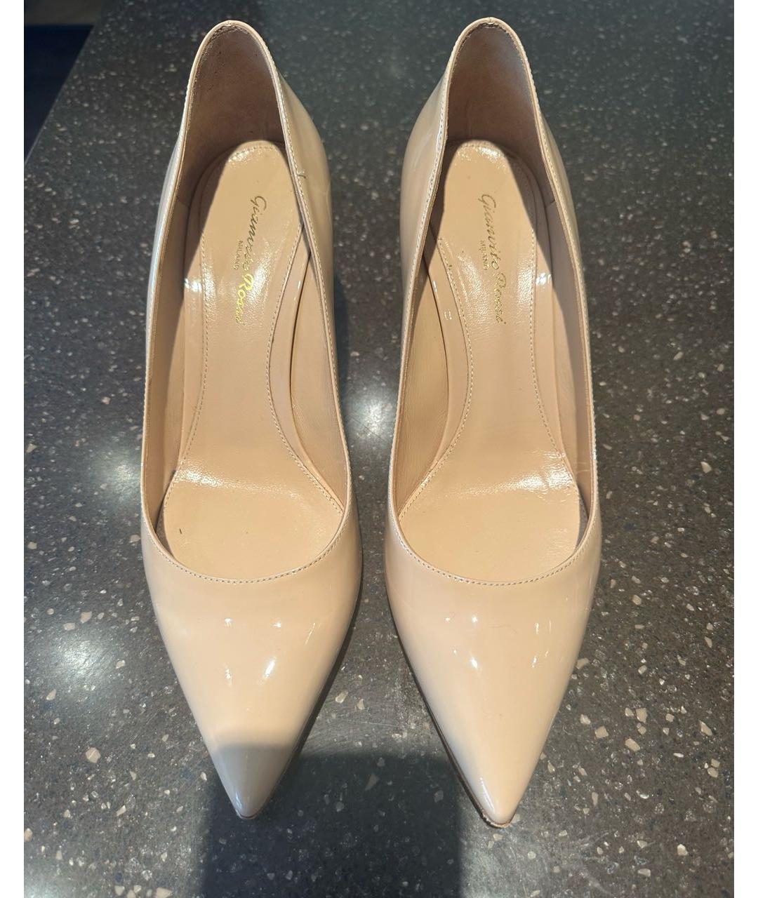 GIANVITO ROSSI Бежевые туфли из лакированной кожи, фото 2