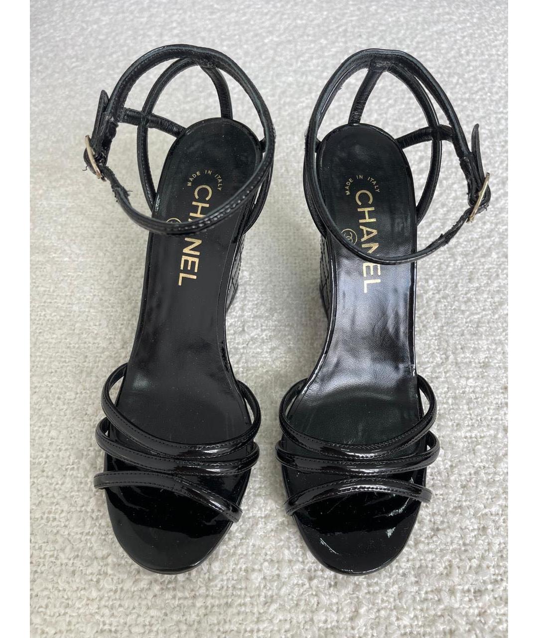 CHANEL Черные босоножки из лакированной кожи, фото 2