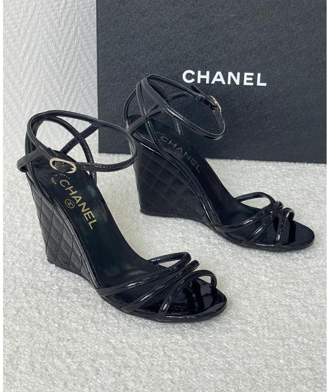 CHANEL Черные босоножки из лакированной кожи, фото 9