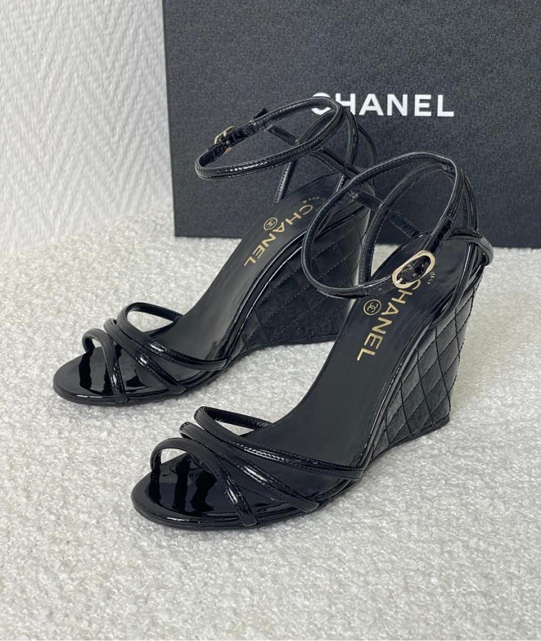 CHANEL Черные босоножки из лакированной кожи, фото 3
