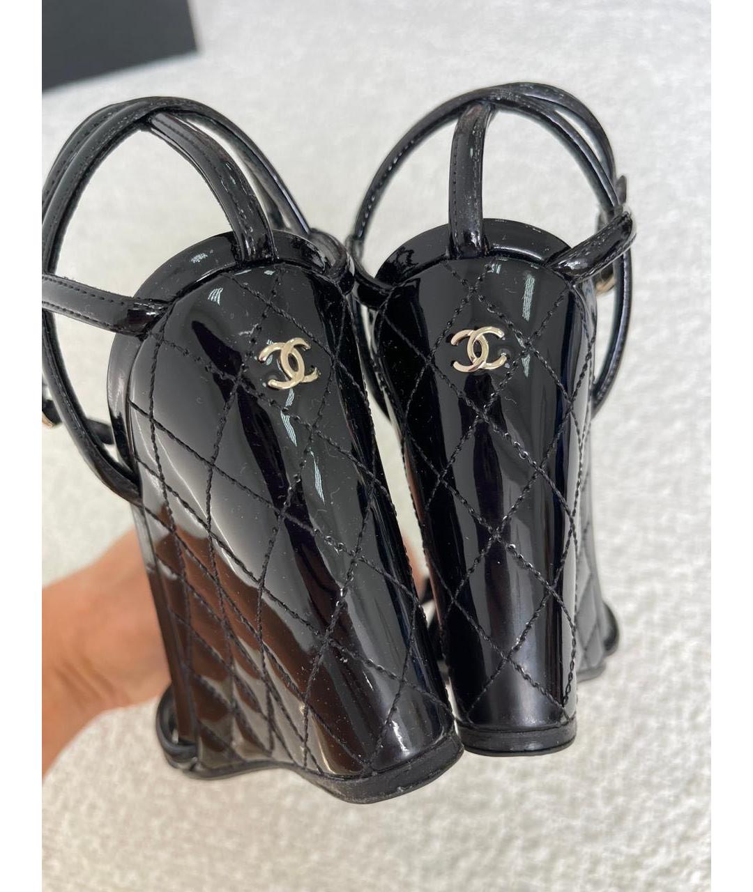 CHANEL Черные босоножки из лакированной кожи, фото 6