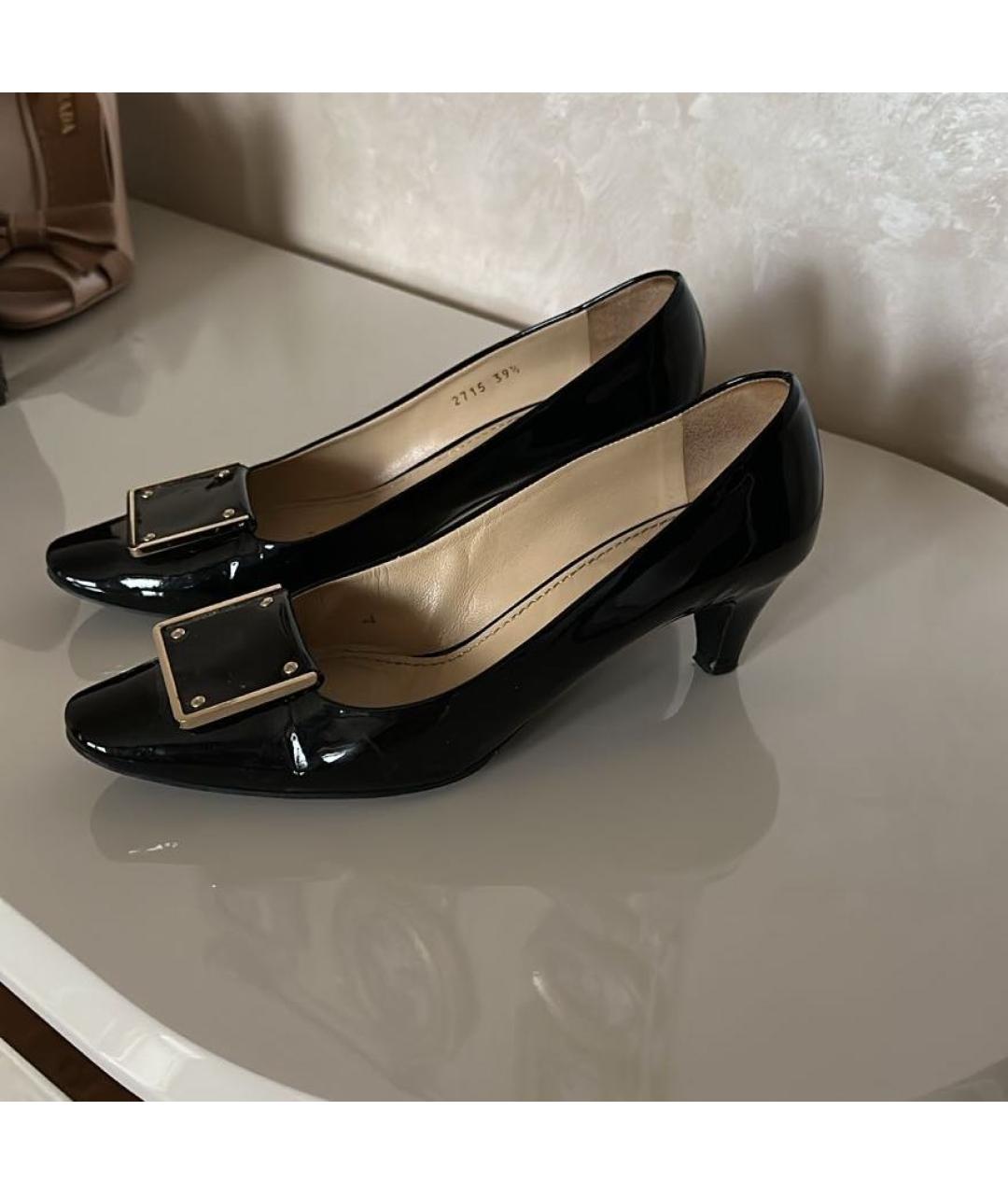 SAINT LAURENT Черные лодочки на низком каблуке из лакированной кожи, фото 3