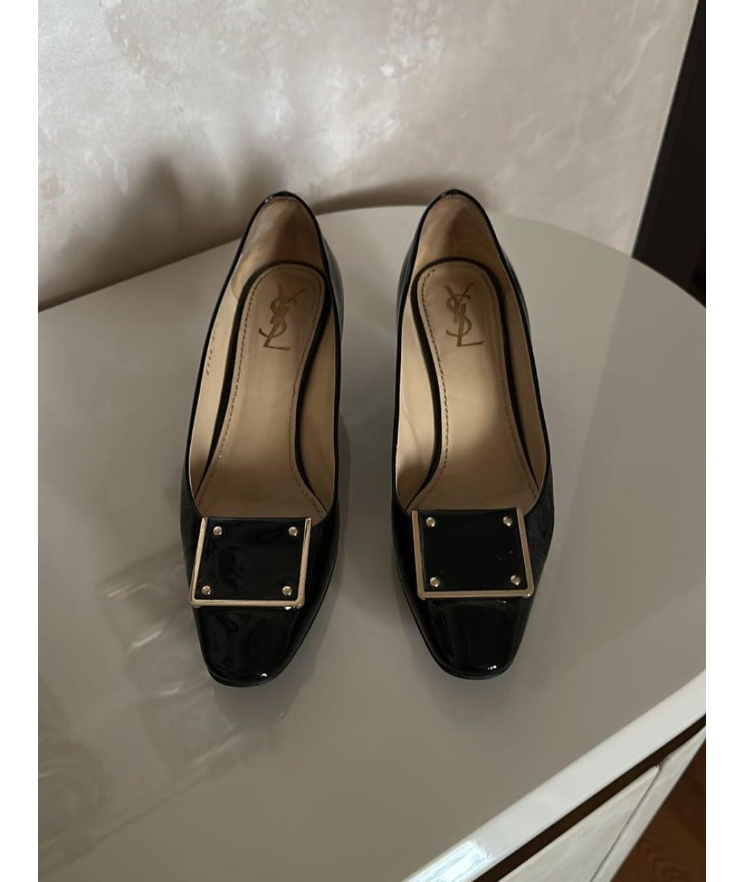 SAINT LAURENT Черные лодочки на низком каблуке из лакированной кожи, фото 2