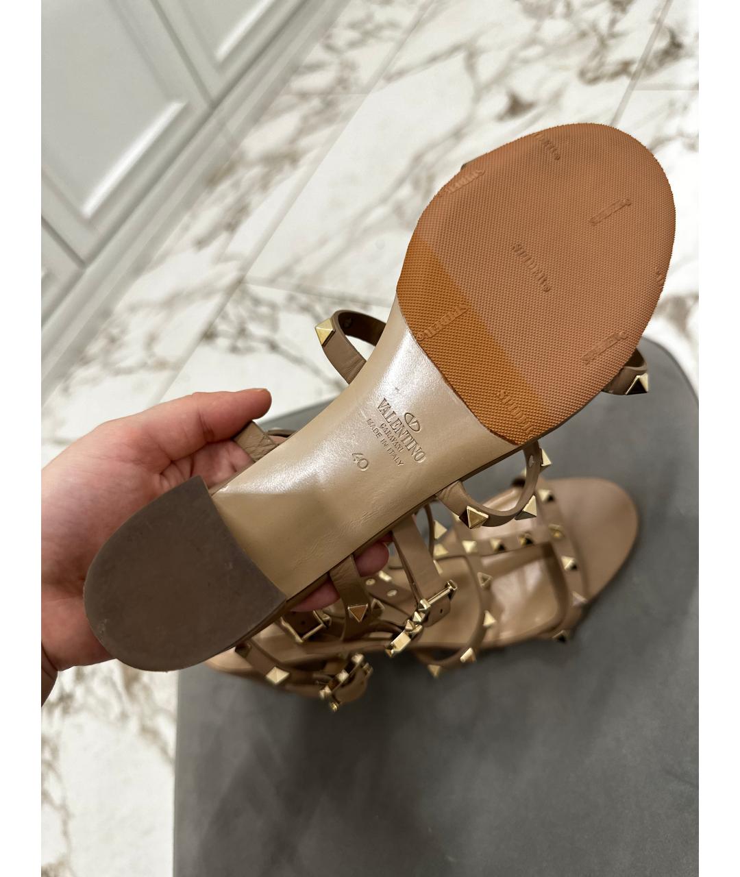VALENTINO Бежевые кожаные босоножки, фото 4