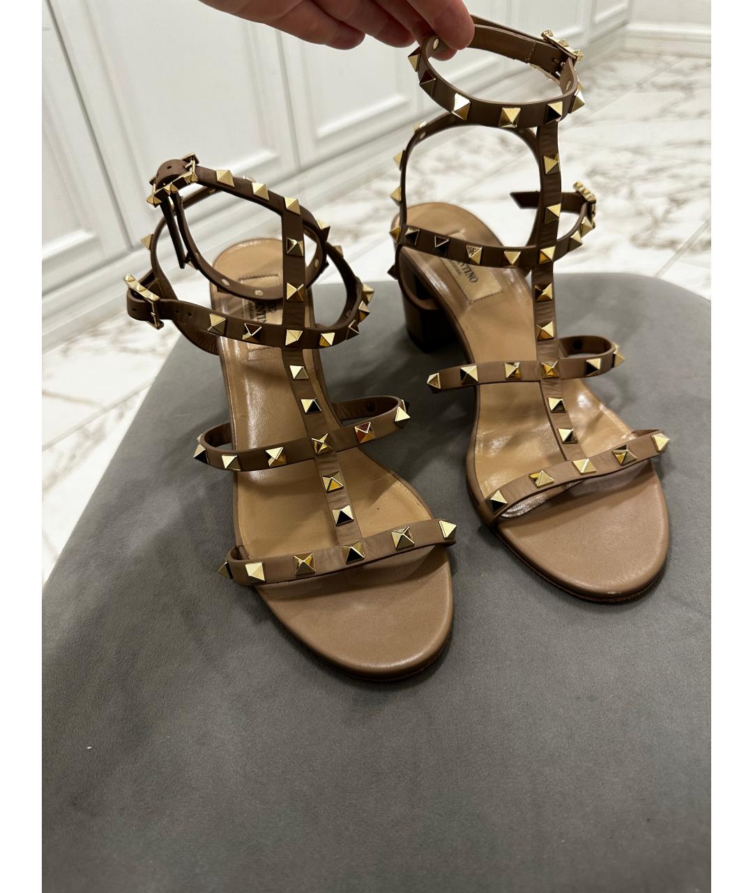 VALENTINO Бежевые кожаные босоножки, фото 2
