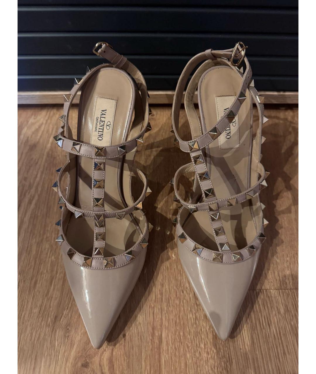 VALENTINO Бежевые туфли из лакированной кожи, фото 2