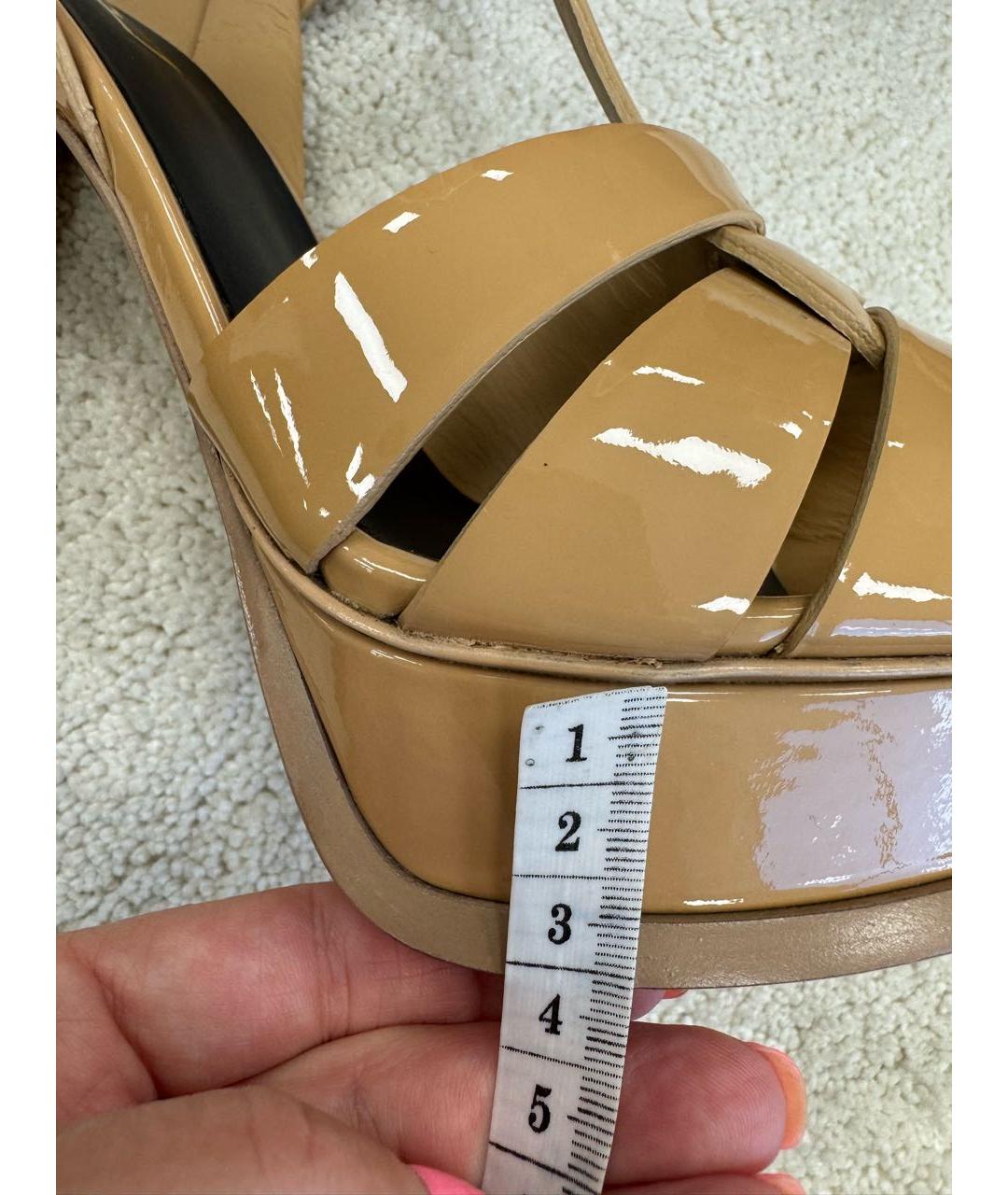 SAINT LAURENT Бежевые босоножки из лакированной кожи, фото 6