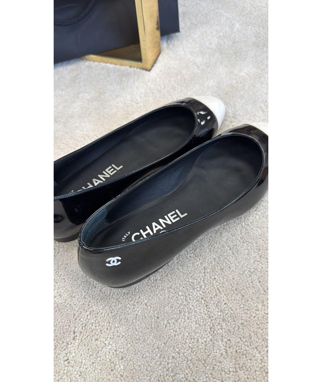 CHANEL Черные балетки из лакированной кожи, фото 5