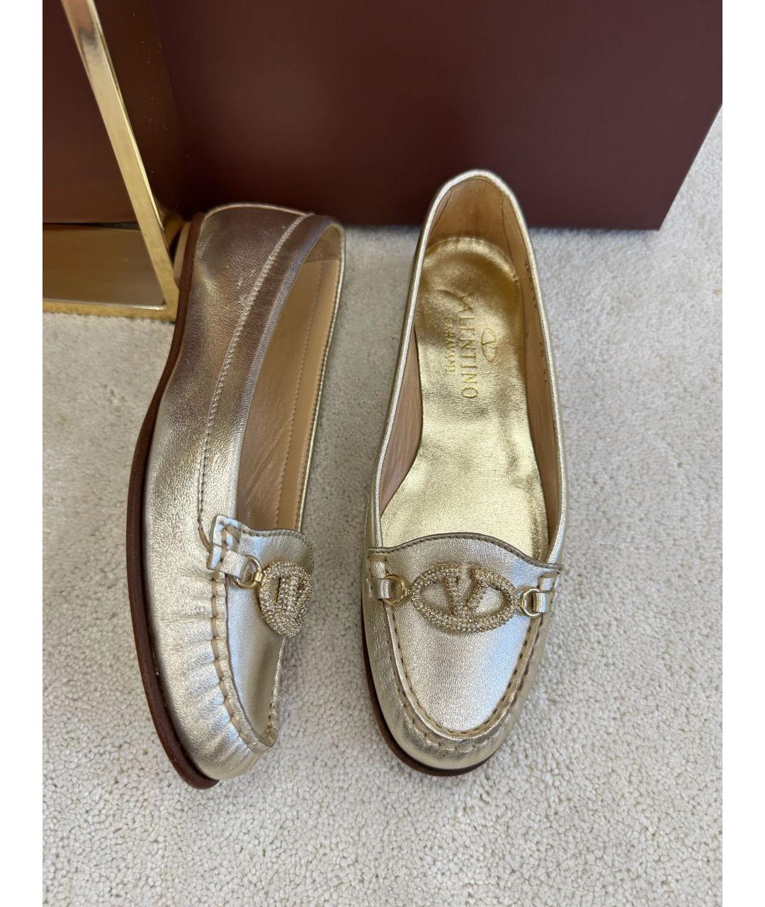 VALENTINO Золотые кожаные лоферы, фото 5