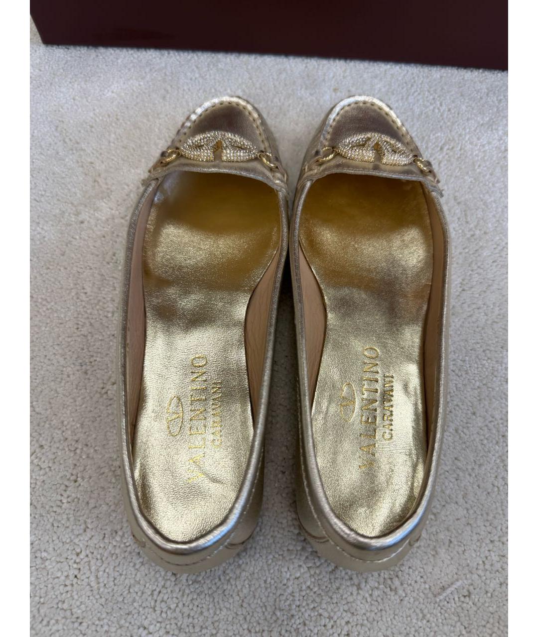 VALENTINO Золотые кожаные лоферы, фото 3
