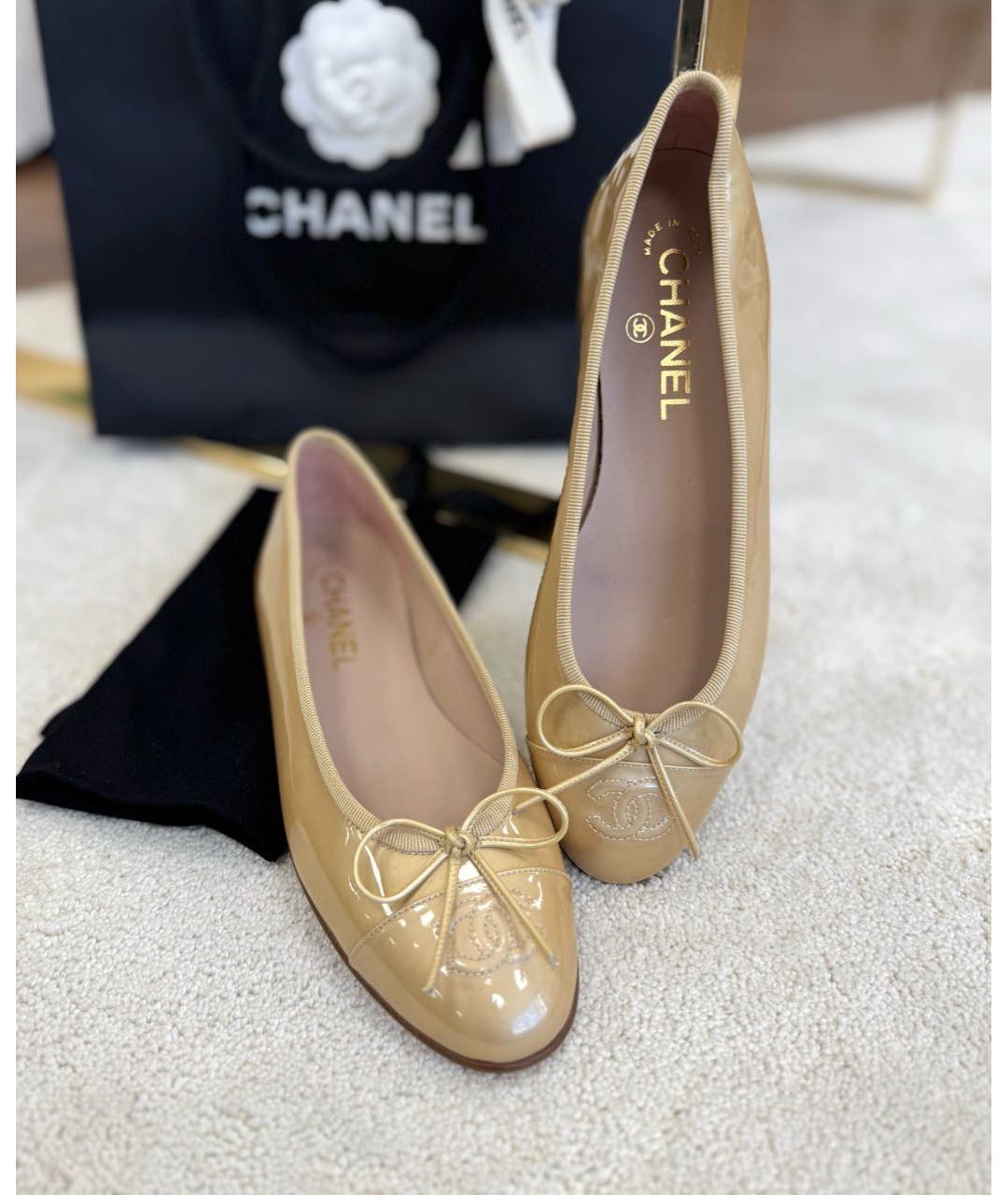 CHANEL Золотые балетки из лакированной кожи, фото 7