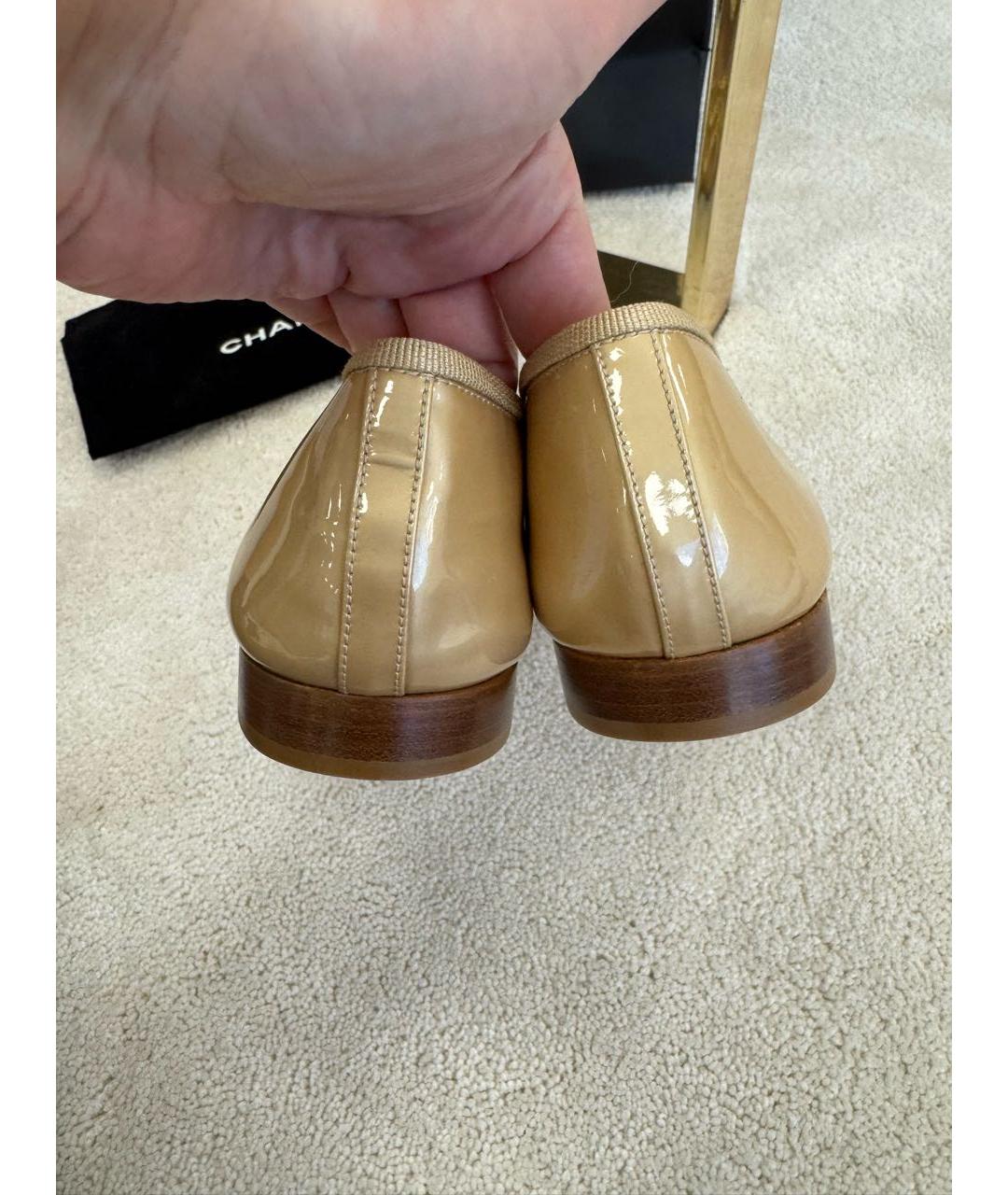 CHANEL Золотые балетки из лакированной кожи, фото 4