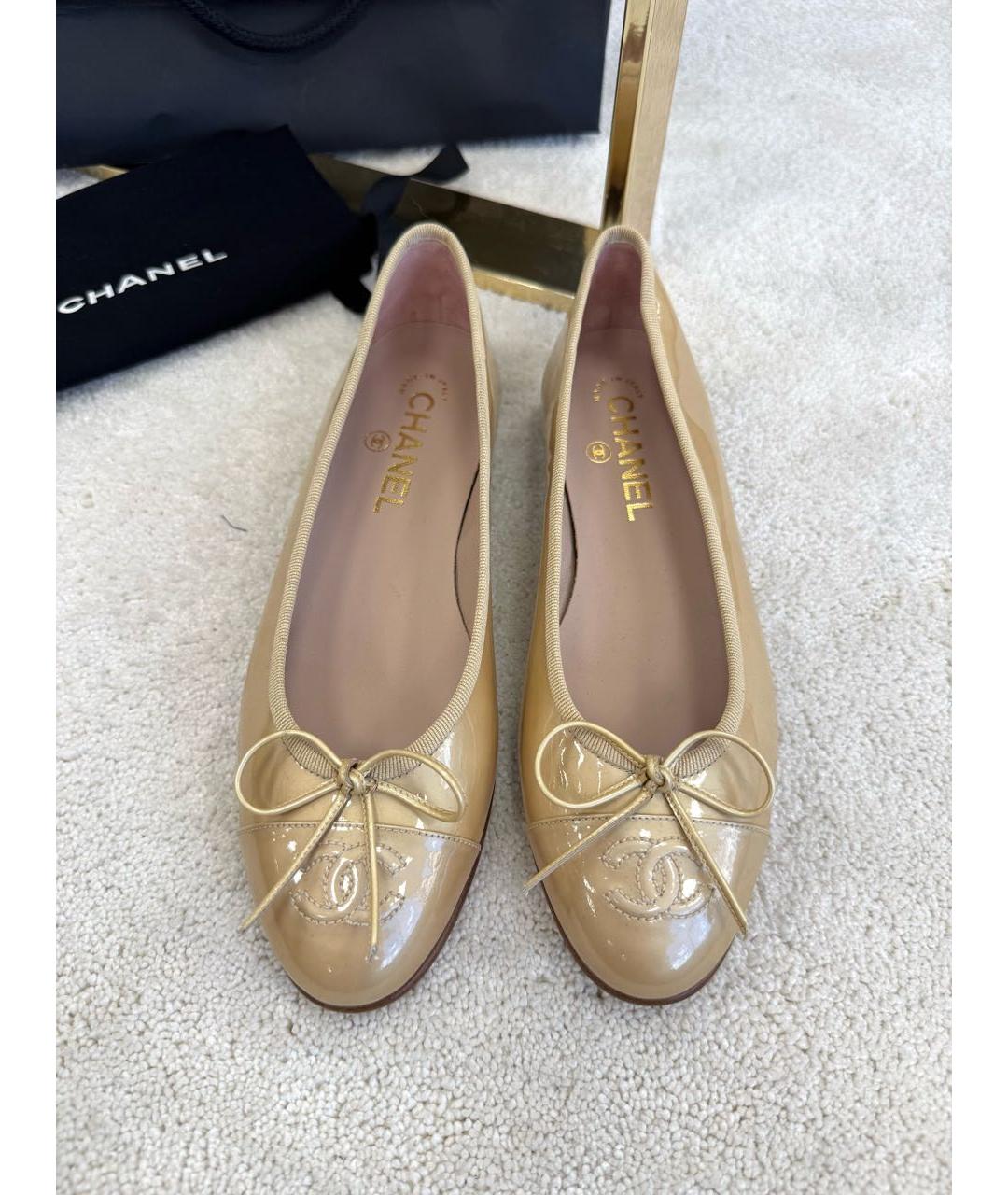 CHANEL Золотые балетки из лакированной кожи, фото 2