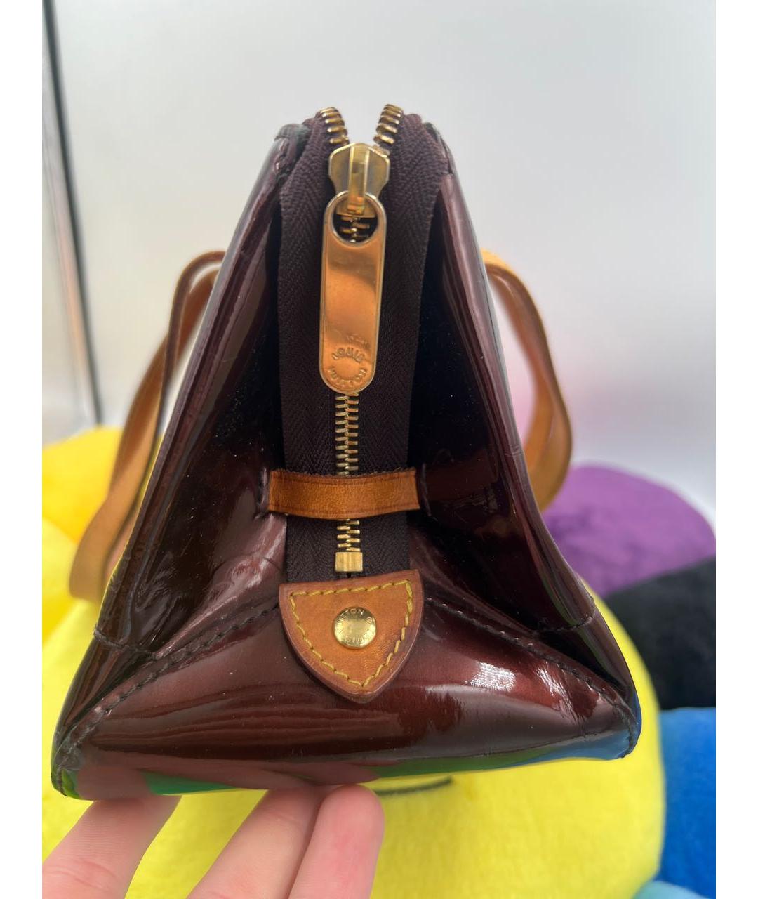 LOUIS VUITTON Коричневая сумка с короткими ручками из лакированной кожи, фото 7