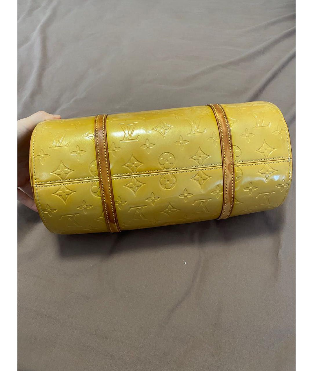 LOUIS VUITTON Желтая сумка с короткими ручками из лакированной кожи, фото 3