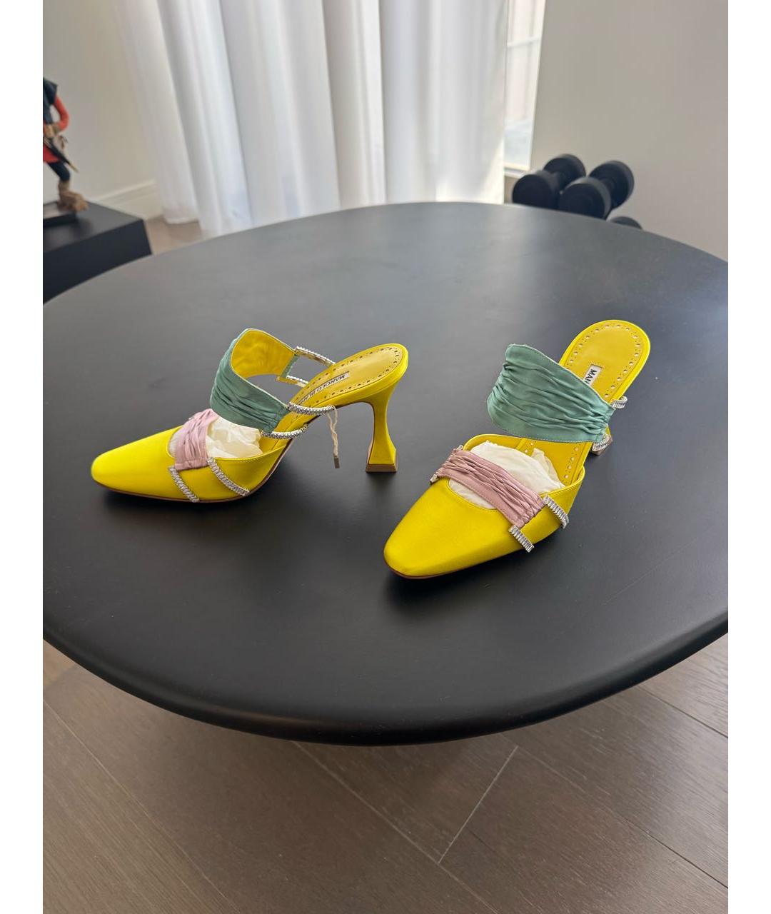 MANOLO BLAHNIK Желтые текстильные босоножки, фото 2