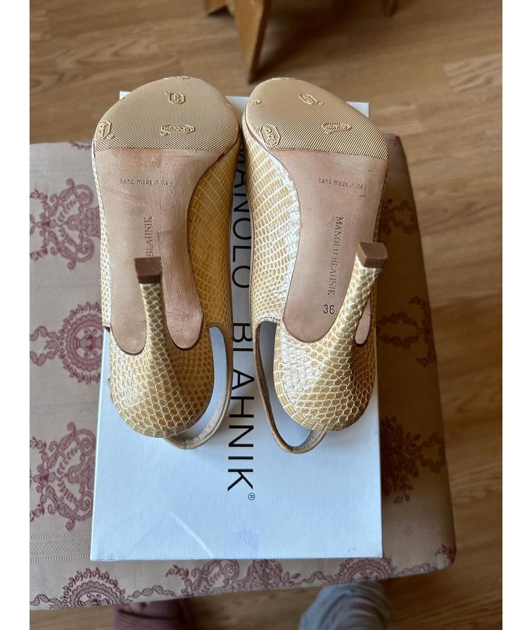 MANOLO BLAHNIK Желтые босоножки из экзотической кожи, фото 3