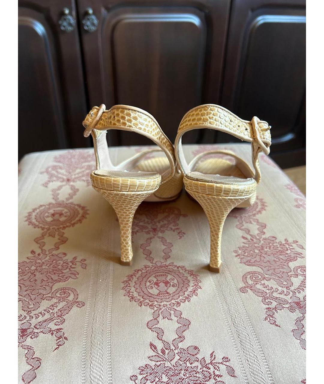 MANOLO BLAHNIK Желтые босоножки из экзотической кожи, фото 7
