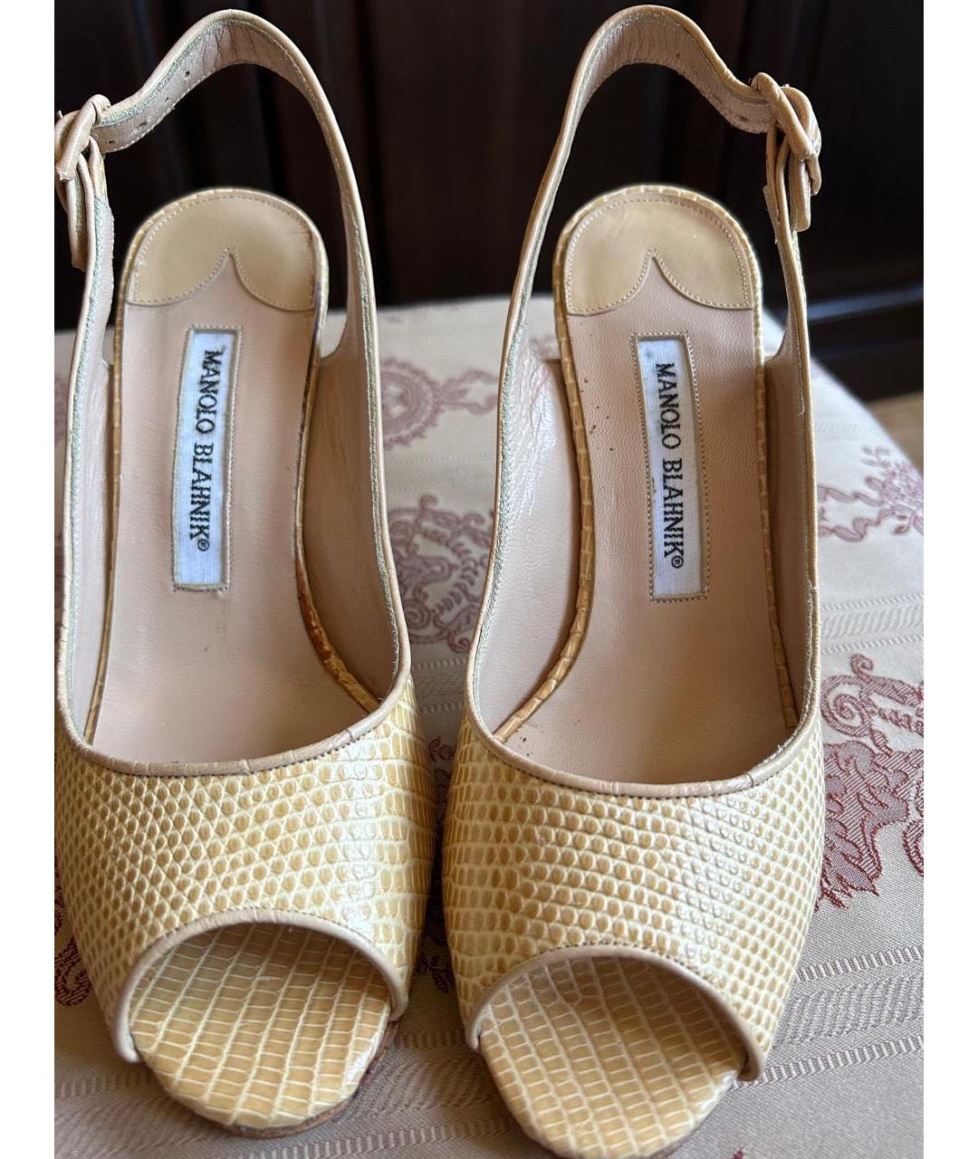 MANOLO BLAHNIK Желтые босоножки из экзотической кожи, фото 4