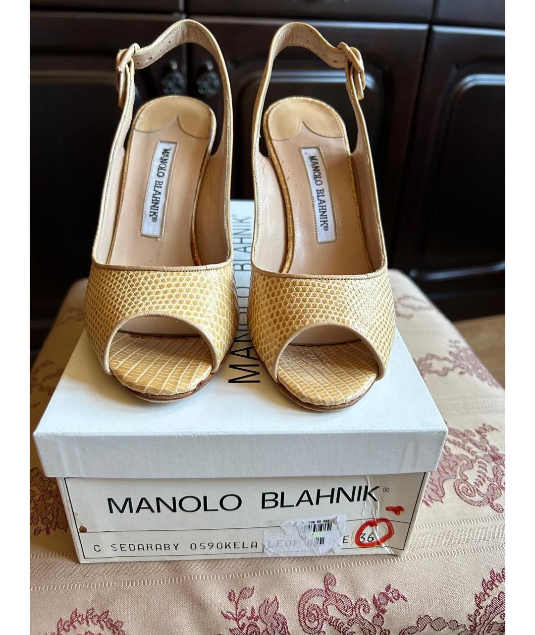 MANOLO BLAHNIK Желтые босоножки из экзотической кожи, фото 2