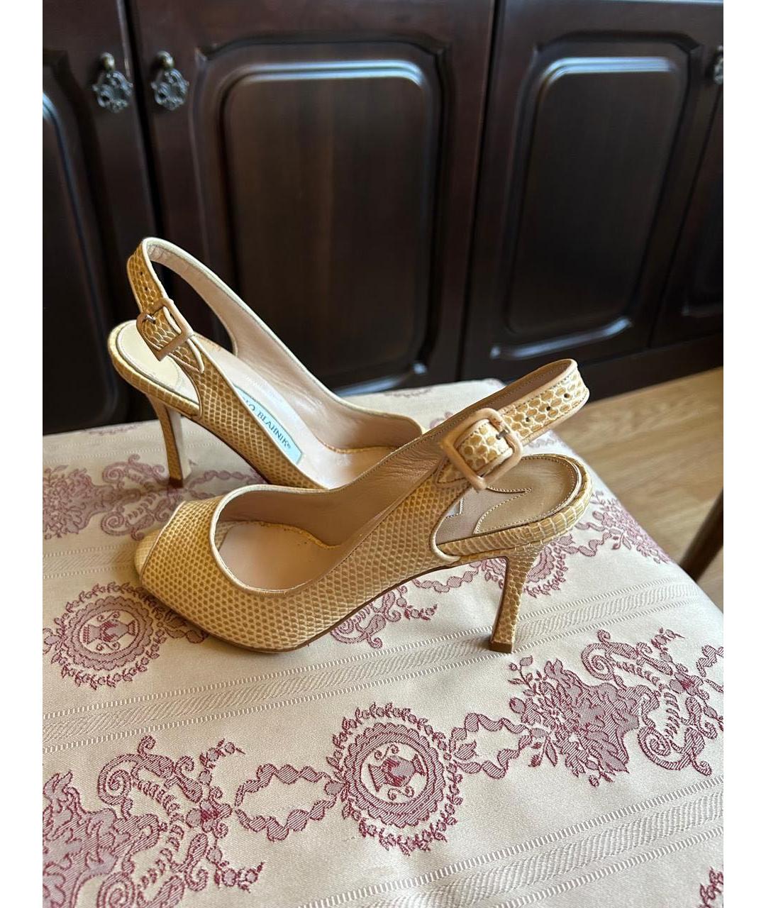 MANOLO BLAHNIK Желтые босоножки из экзотической кожи, фото 5
