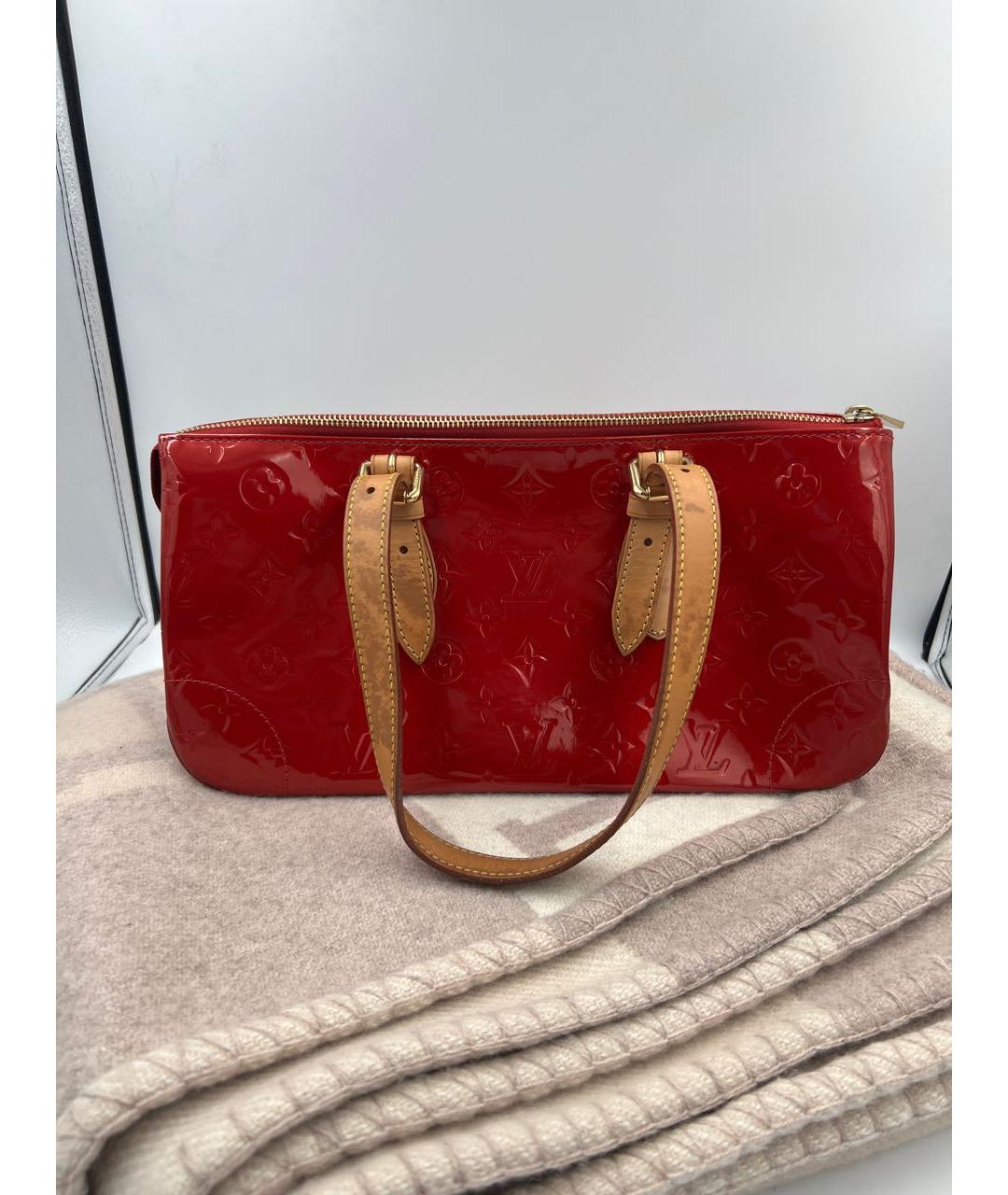 LOUIS VUITTON Красная сумка с короткими ручками из лакированной кожи, фото 2