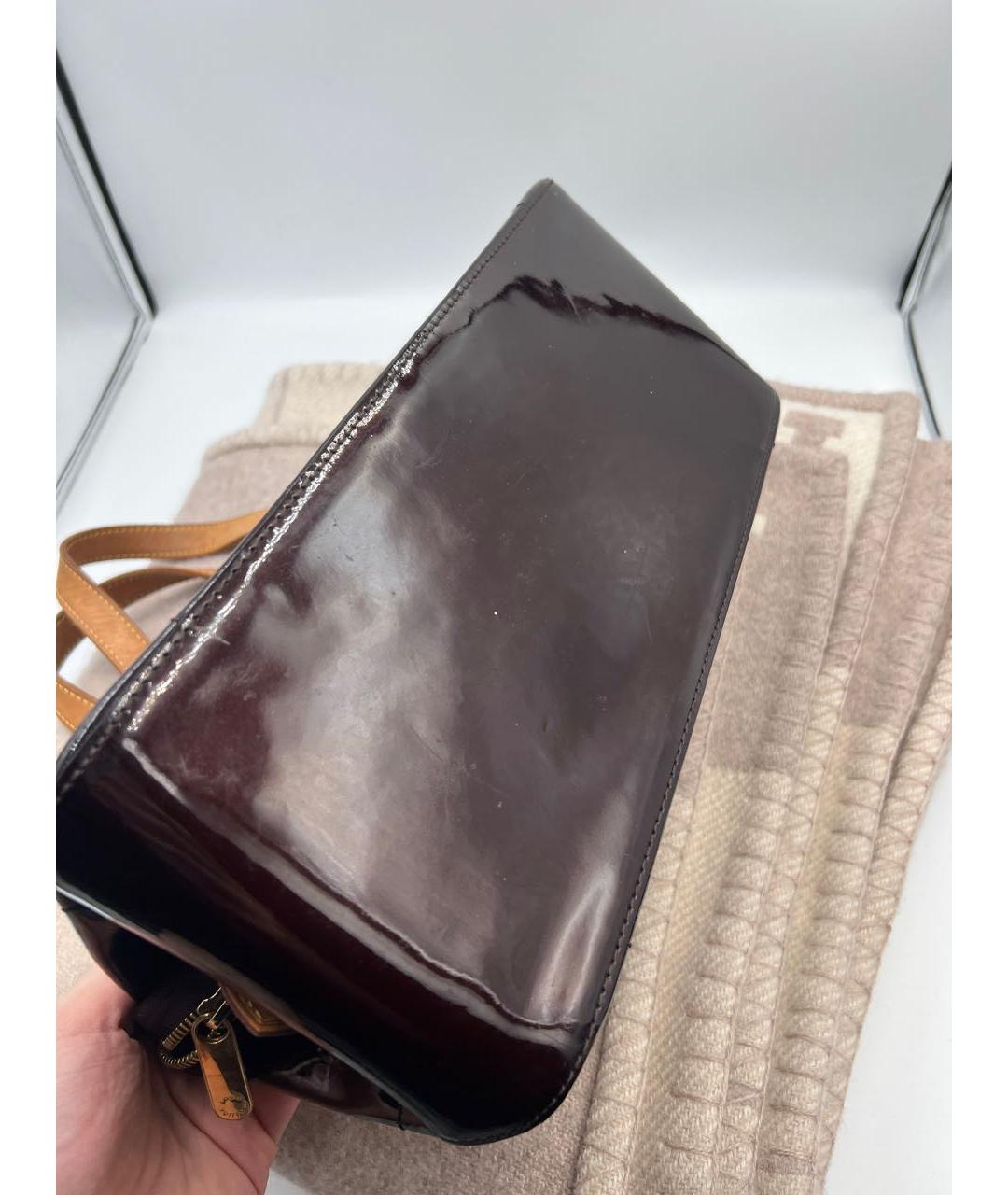 LOUIS VUITTON Бордовая сумка с короткими ручками из лакированной кожи, фото 7
