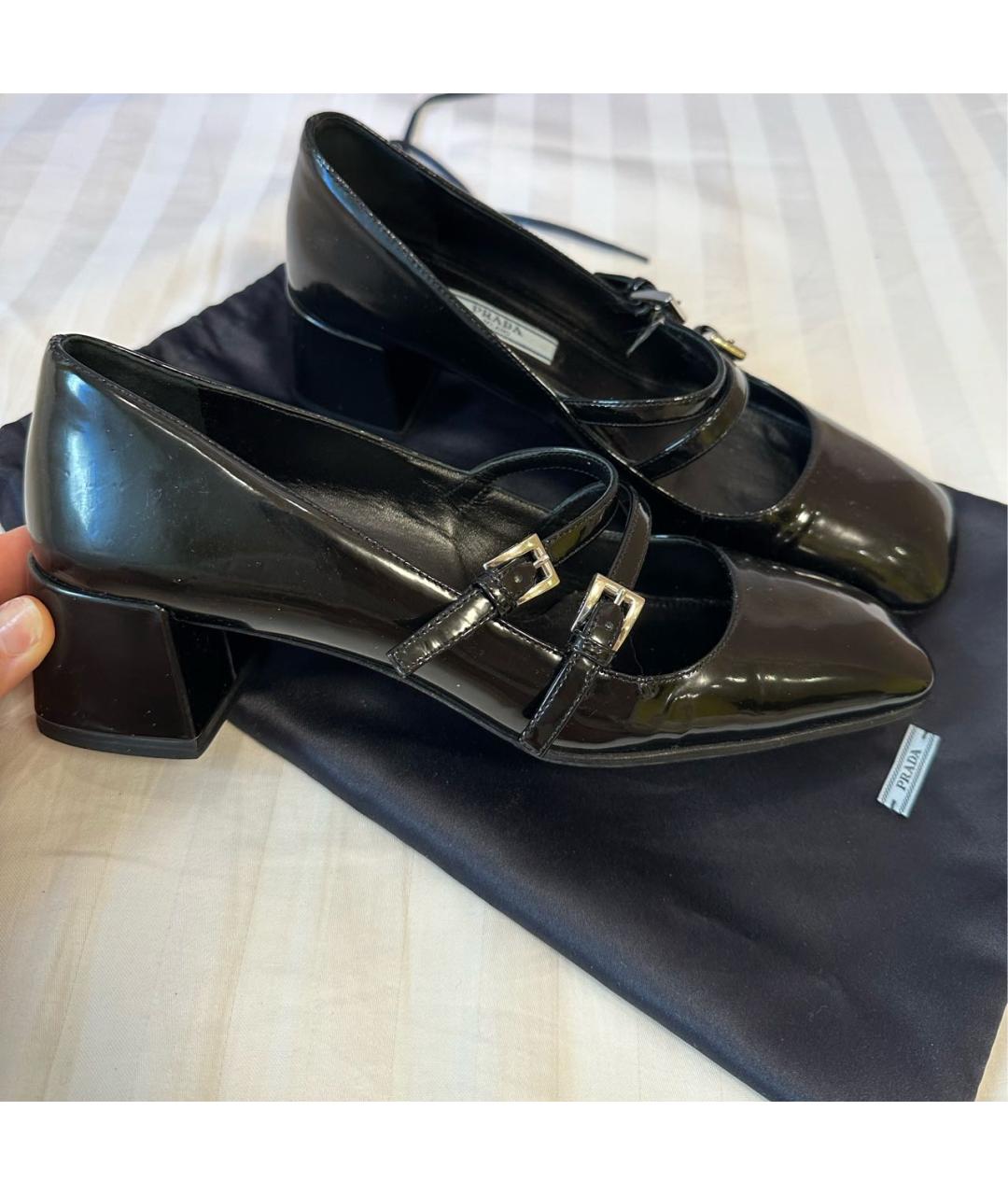 PRADA Черные лодочки на низком каблуке из лакированной кожи, фото 5