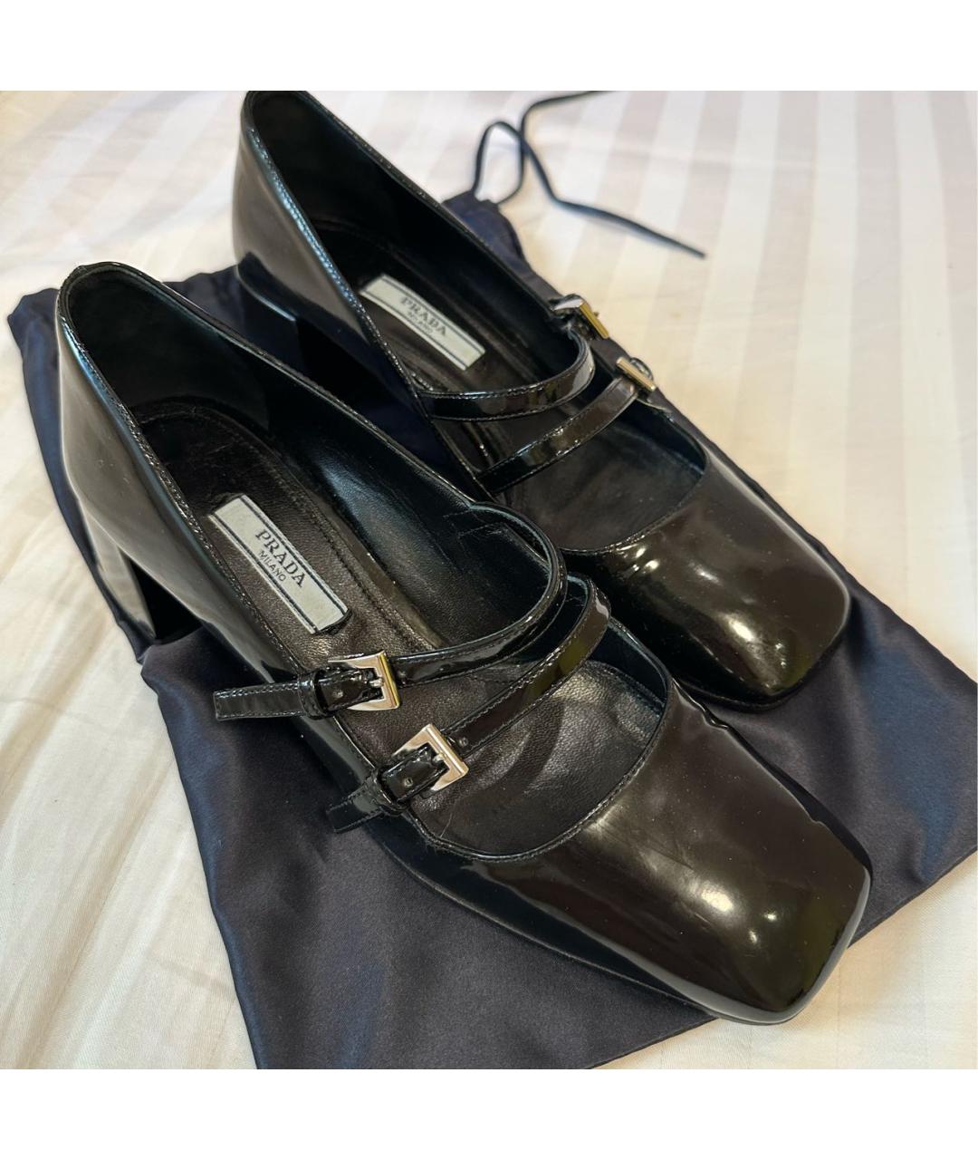PRADA Черные лодочки на низком каблуке из лакированной кожи, фото 2