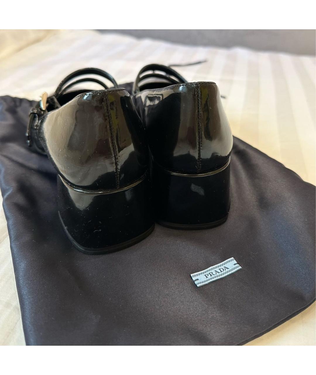 PRADA Черные лодочки на низком каблуке из лакированной кожи, фото 4