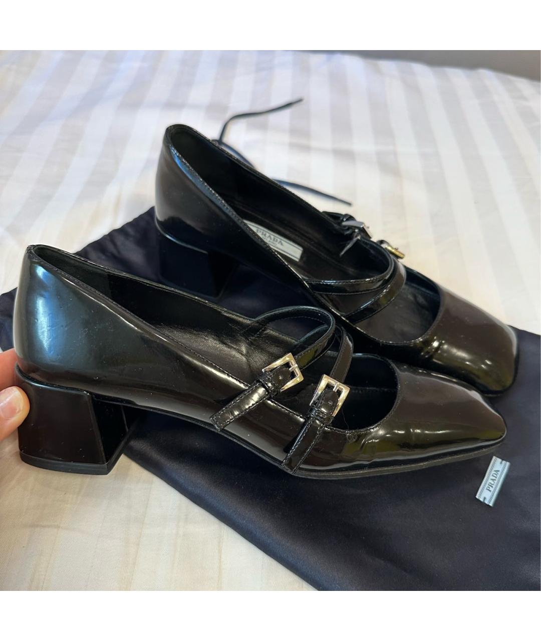 PRADA Черные лодочки на низком каблуке из лакированной кожи, фото 3