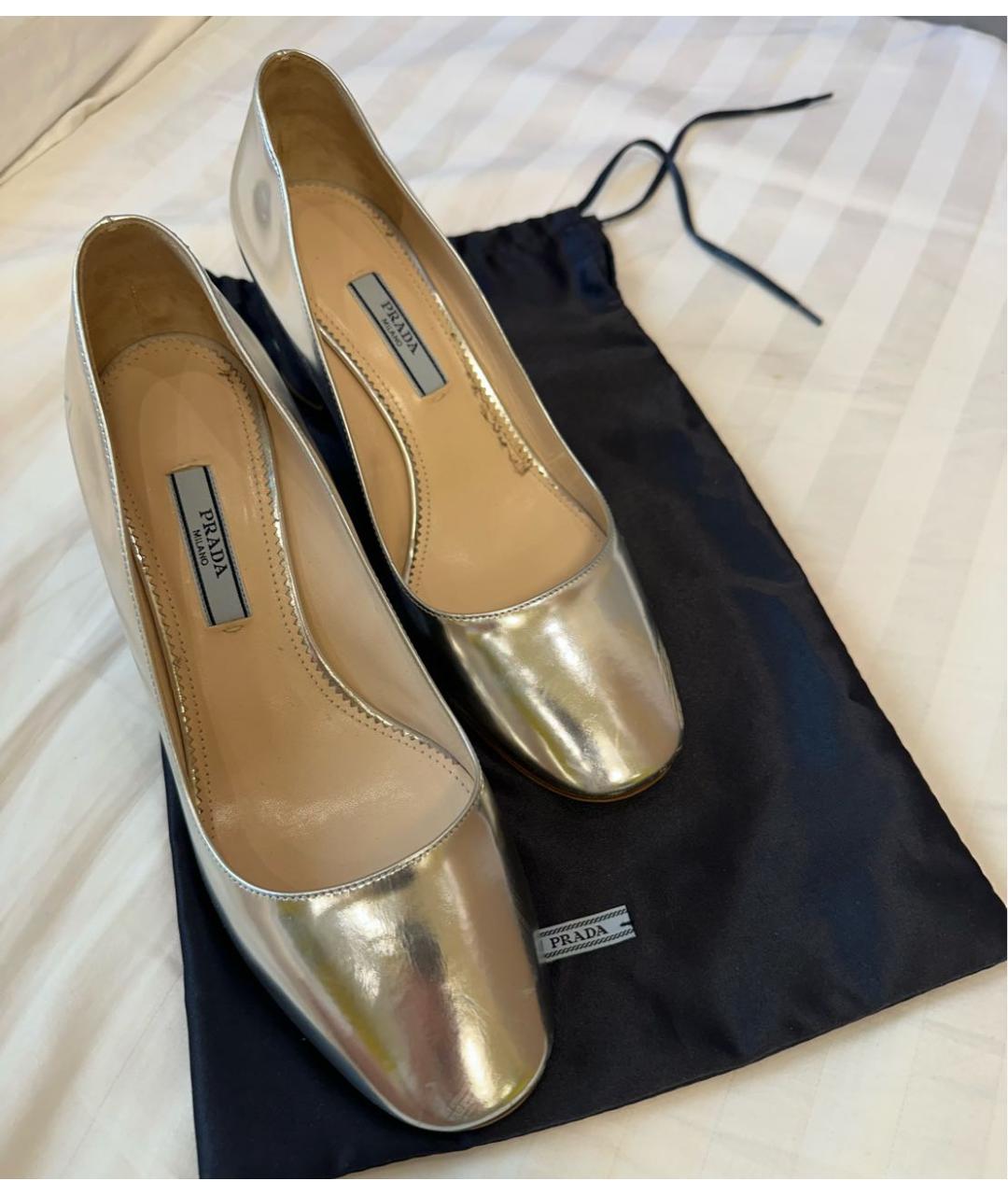 PRADA Серебряные лодочки на низком каблуке из лакированной кожи, фото 2