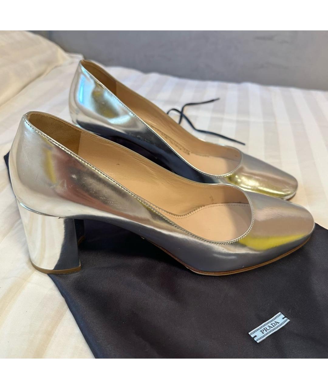 PRADA Серебряные лодочки на низком каблуке из лакированной кожи, фото 5