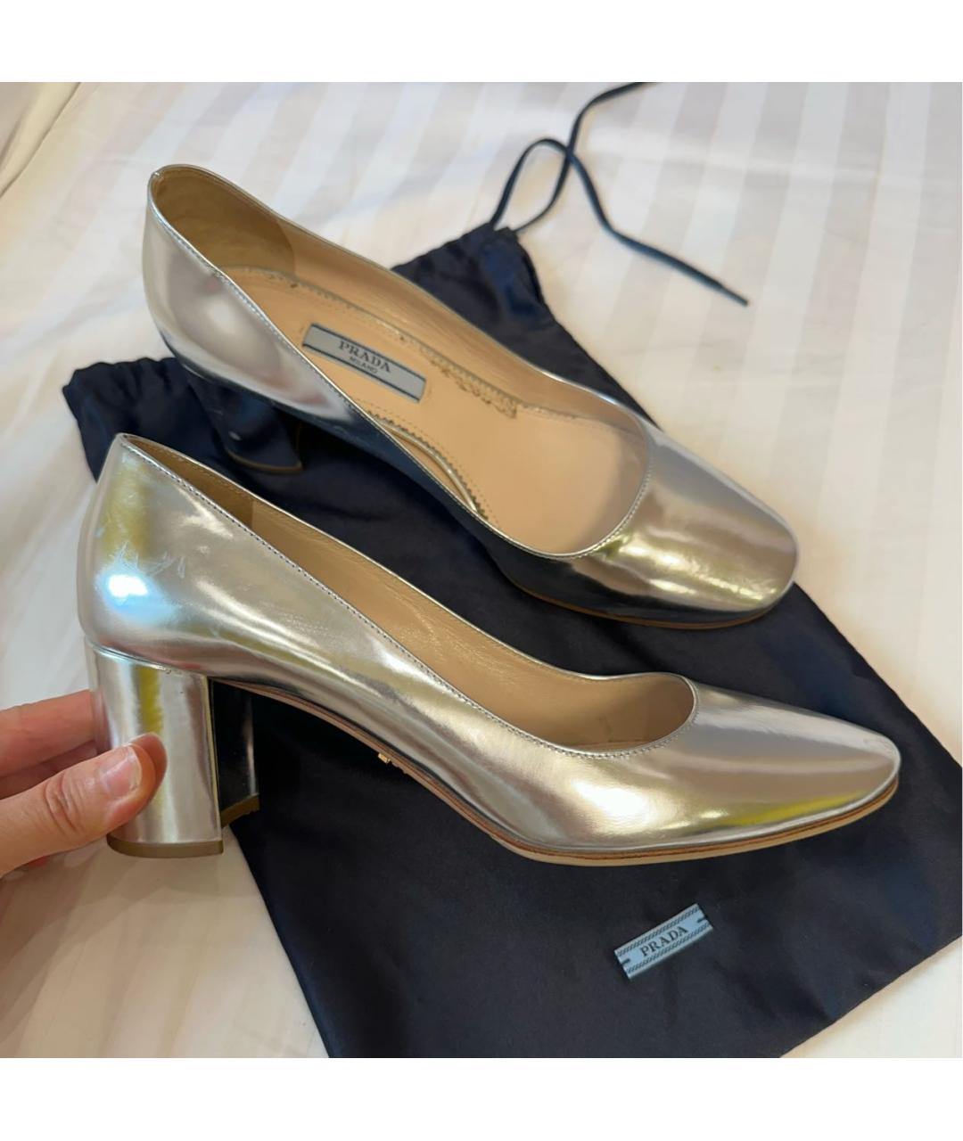 PRADA Серебряные лодочки на низком каблуке из лакированной кожи, фото 3