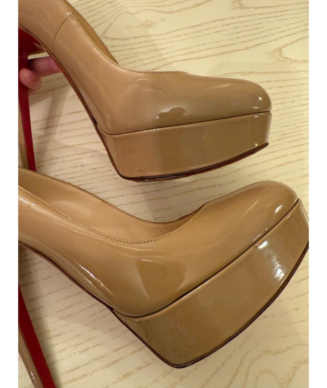 CHRISTIAN LOUBOUTIN Бежевые туфли из лакированной кожи, фото 3