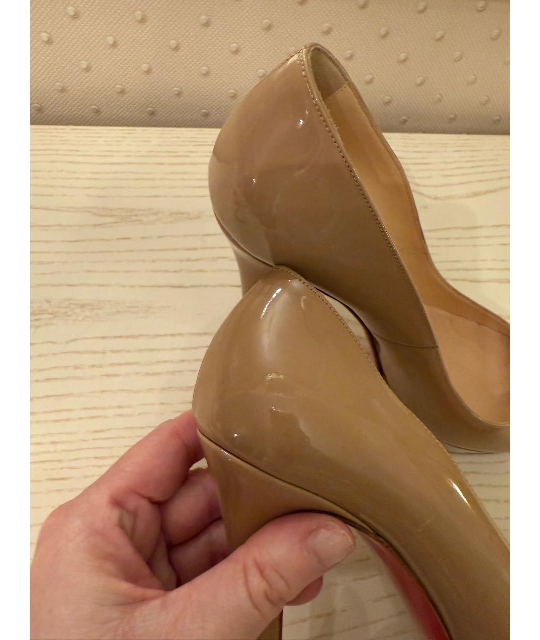 CHRISTIAN LOUBOUTIN Бежевые туфли из лакированной кожи, фото 4