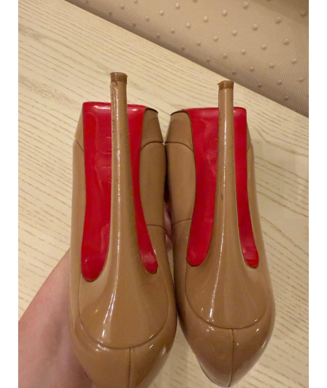 CHRISTIAN LOUBOUTIN Бежевые туфли из лакированной кожи, фото 7