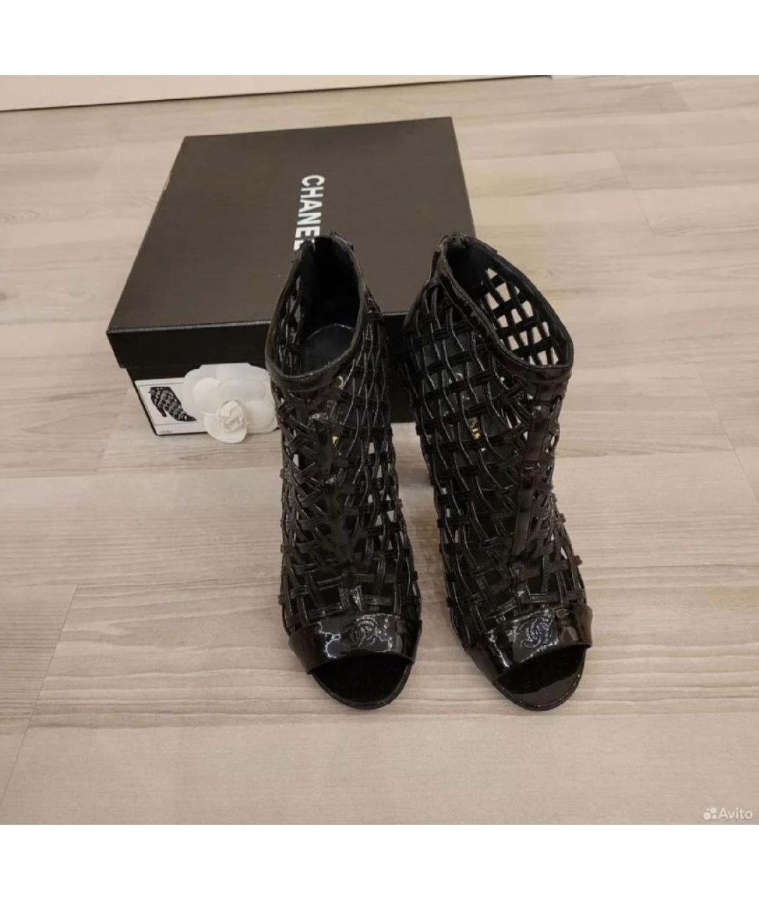 CHANEL Черные ботильоны из лакированной кожи, фото 2