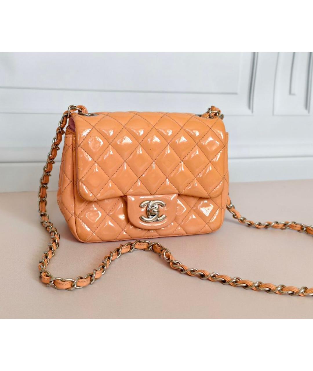 CHANEL Оранжевая сумка через плечо из лакированной кожи, фото 2