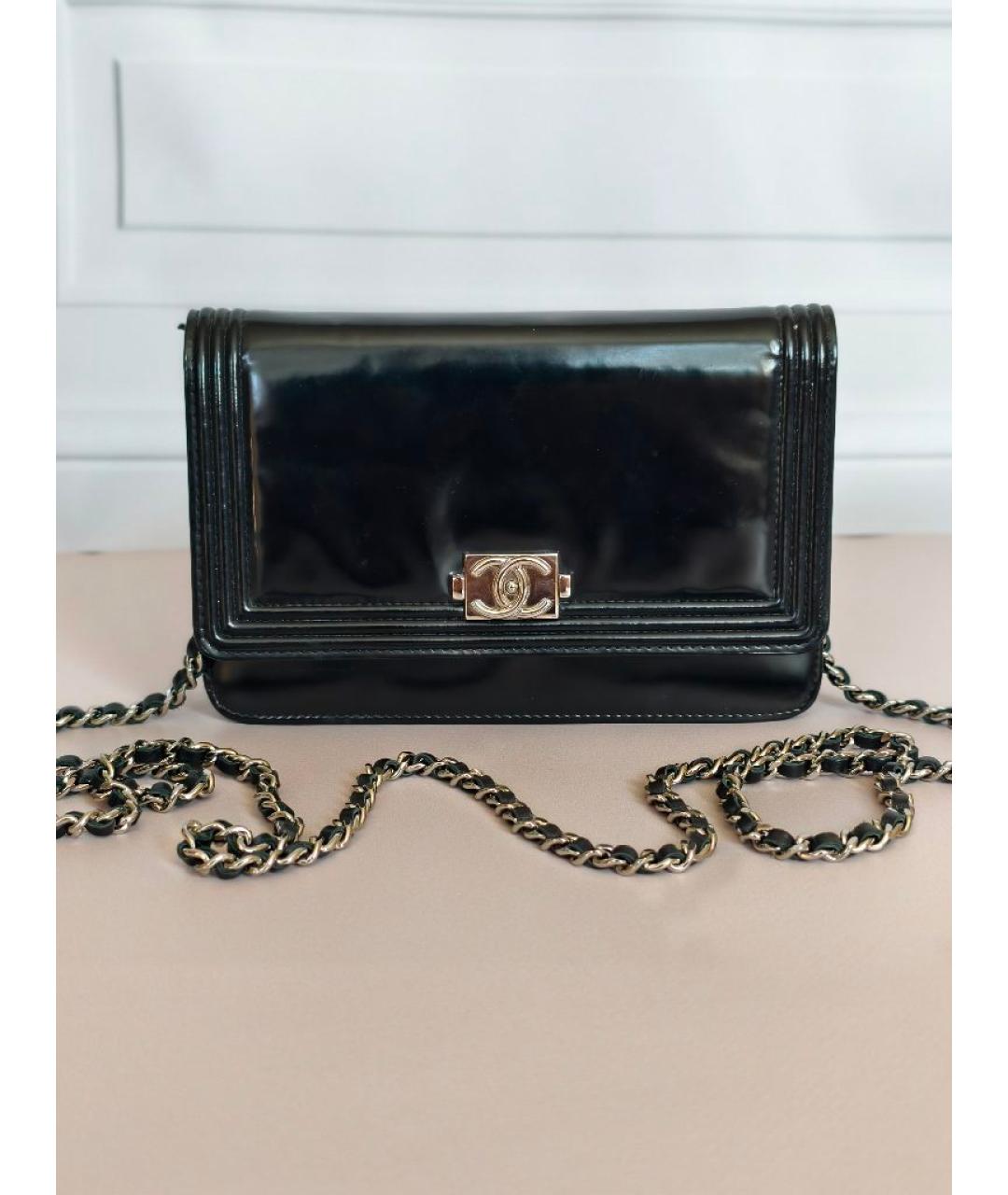CHANEL Черная сумка через плечо из лакированной кожи, фото 8